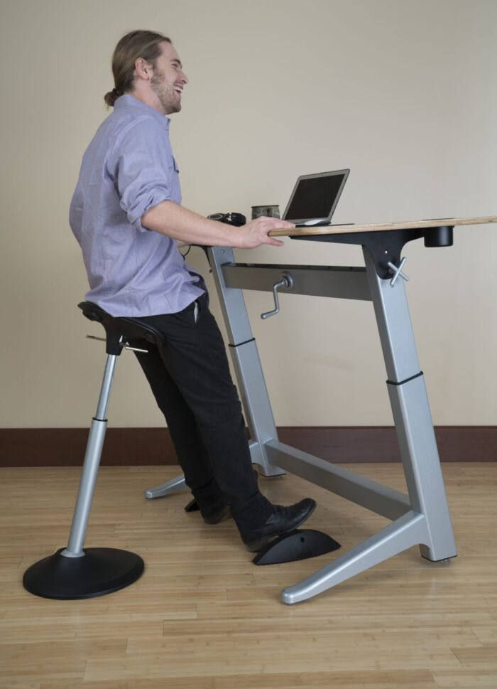 mobis leaning stool