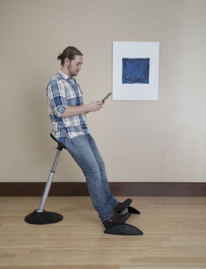 mobis leaning stool